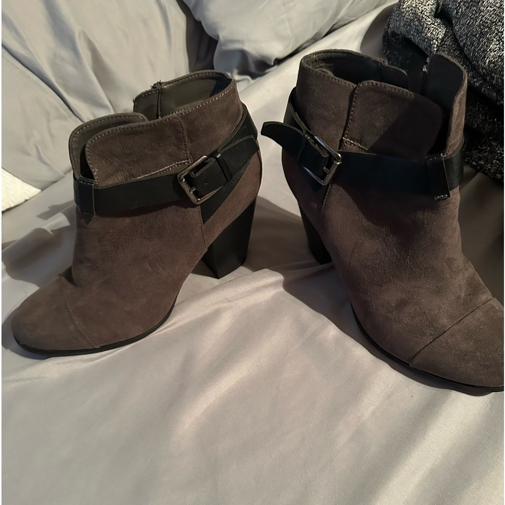 No brand boots